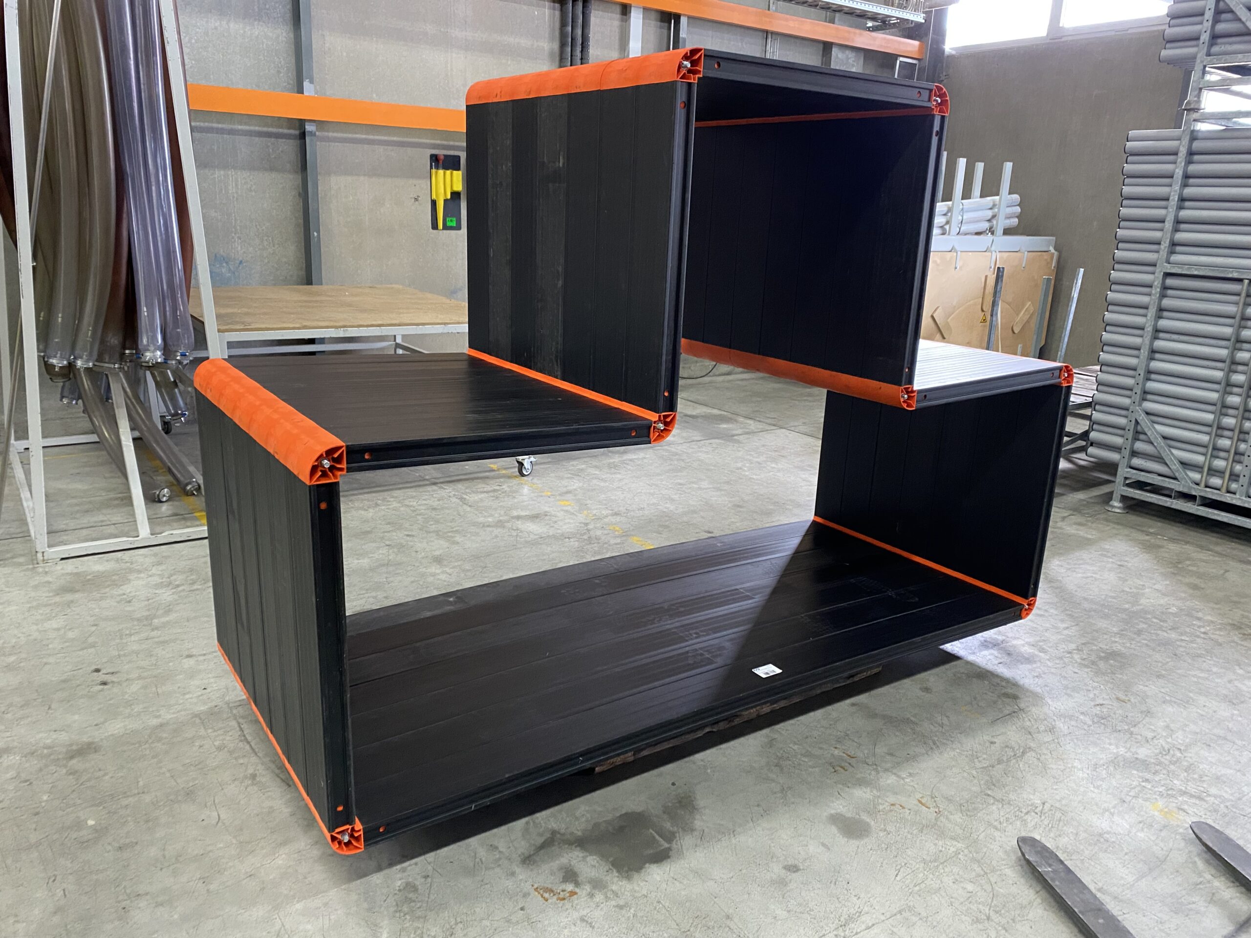 Massgefertigter SYM-BOX Kabelschacht in T-Form